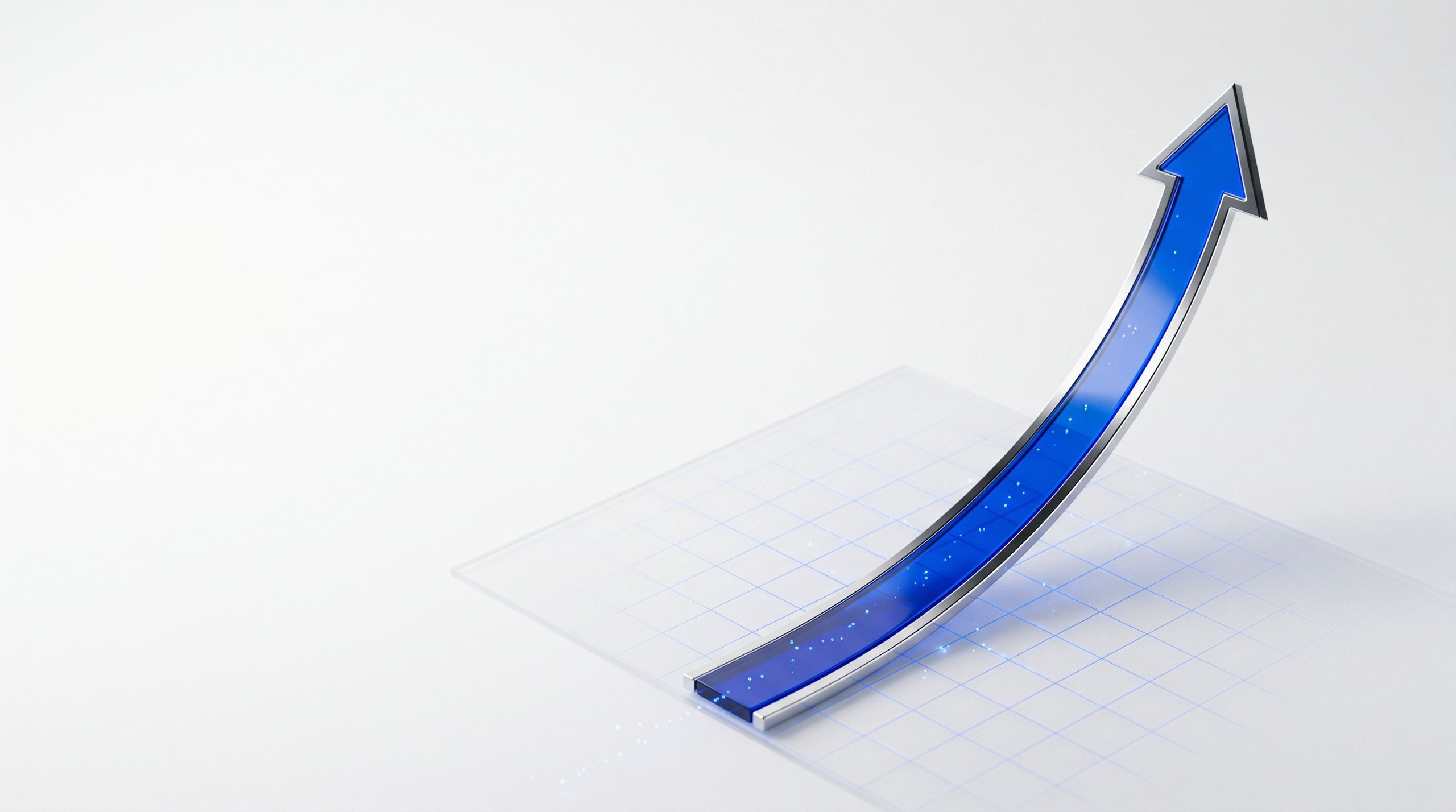 Courbe de croissance en chrome et verre bleu électrique s'élevant d'une grille de graphique, flèche pointée vers le haut